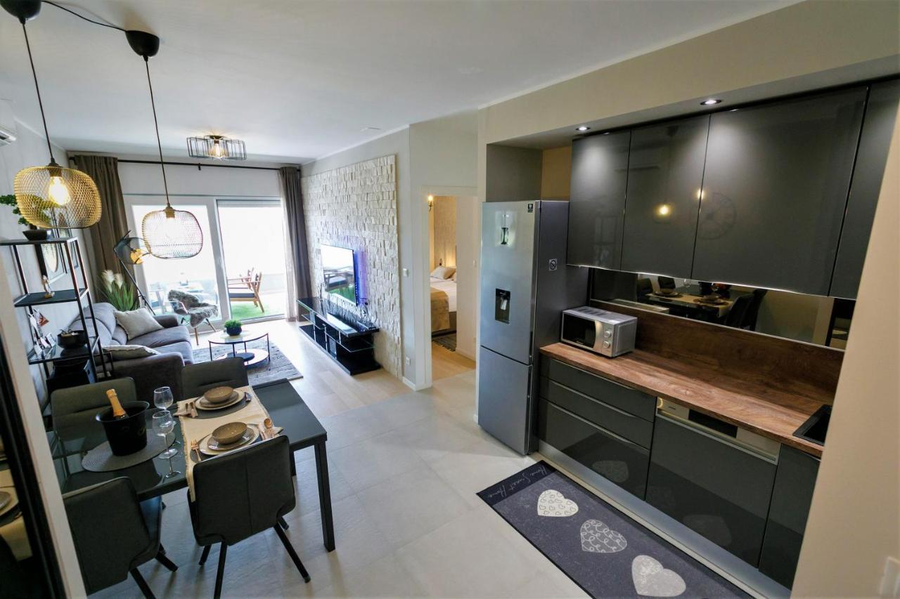 Luxury Apartment 4Seasons With Garage Split Exterior photo